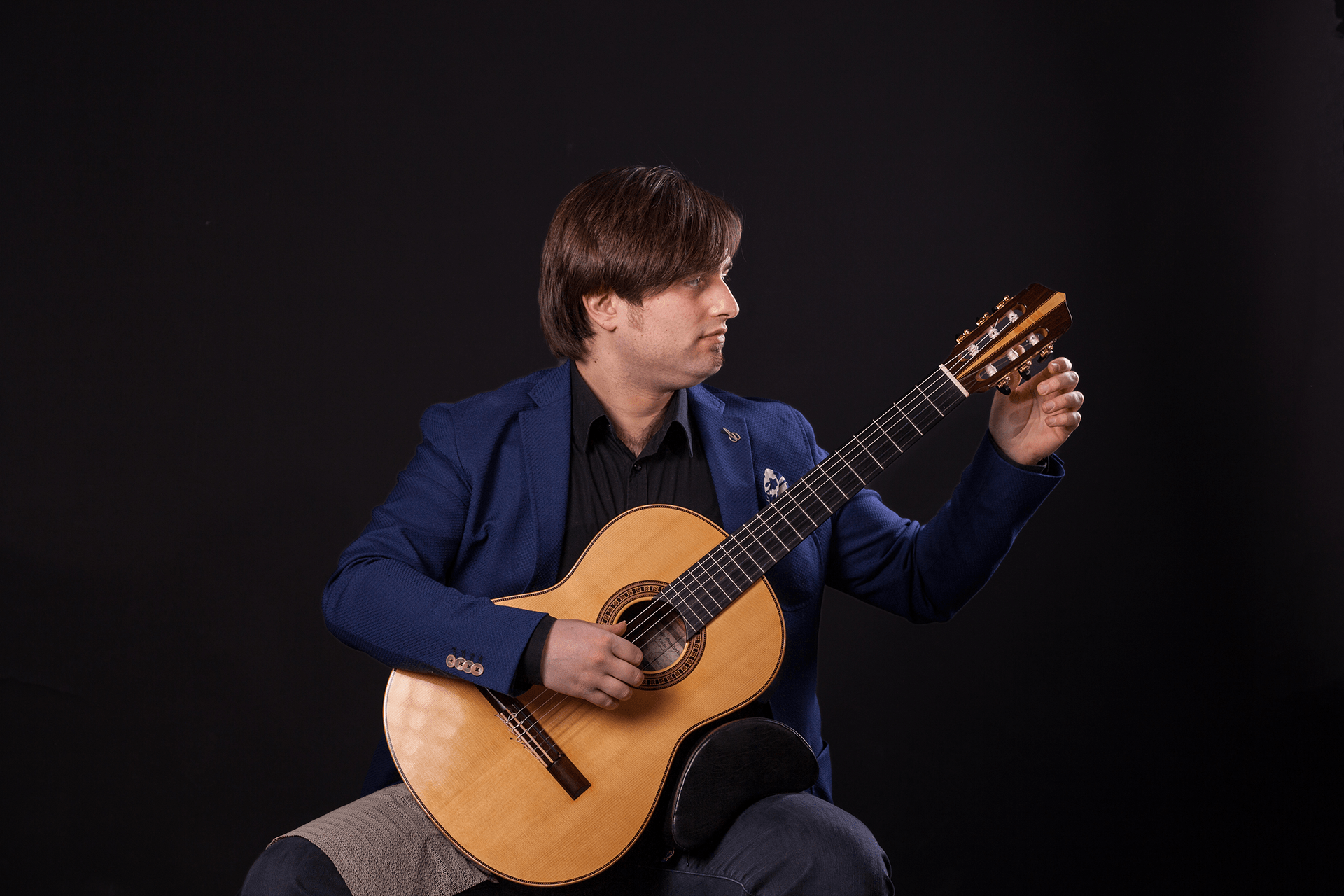 Marcello De Carolis accorda la sua Chitarra Classica