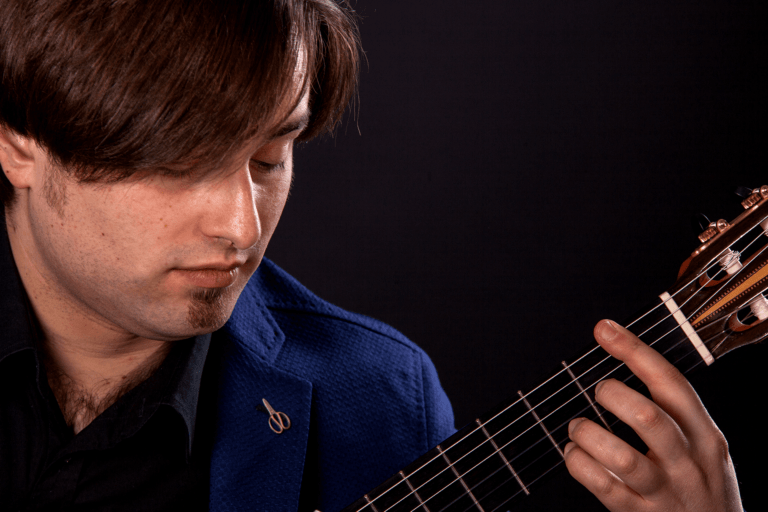 Marcello De Carolis suona la sua chitarra classica