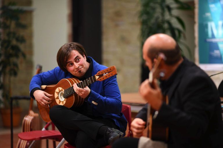 Marcello De Carolis e Luca Fabrizio in concerto: il dualismo tra chitarra classica e chitarra battente. Artisti e Musicisti Lucani