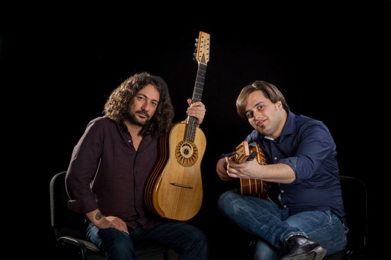 Chitarra battente - Metodo base scritto da Francesco Loccisano e Marcello De Carolis edito da fingerpicking.net. foto di Vito D'Andrea.