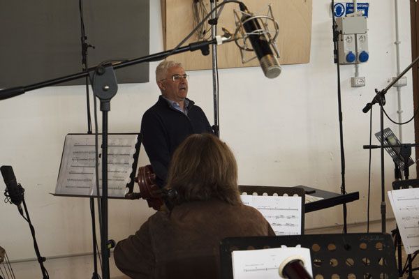 Il direttore Tonino Battista durante la registrazione del "Concerto di Matera" per chitarra battente e orchestra