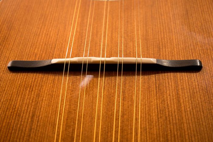 Il ponte mobile della chitarra battente Oliver