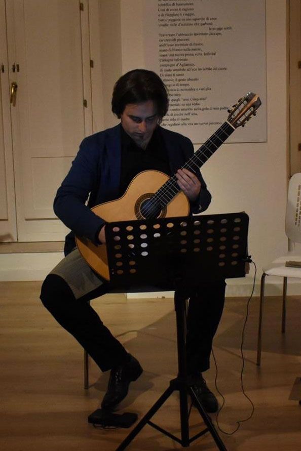 La posizione per suonare la Chitarra Classica