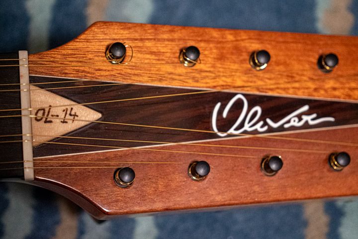 La chitarra battente OL-14 costruita dal liutaio Sergio Pugliesi della Oliver Guitar Lab di Scilla per Marcello De Carolis