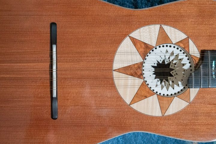 Piano armonico in sequoia della chitarra battente di Marcello De Carolis