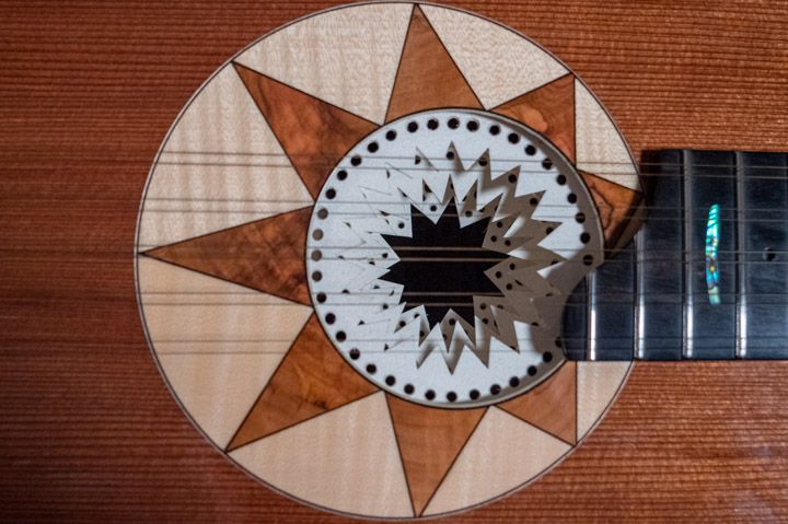 Le decorazioni e la rosetta della chitarra battente di Marcello De Carolis