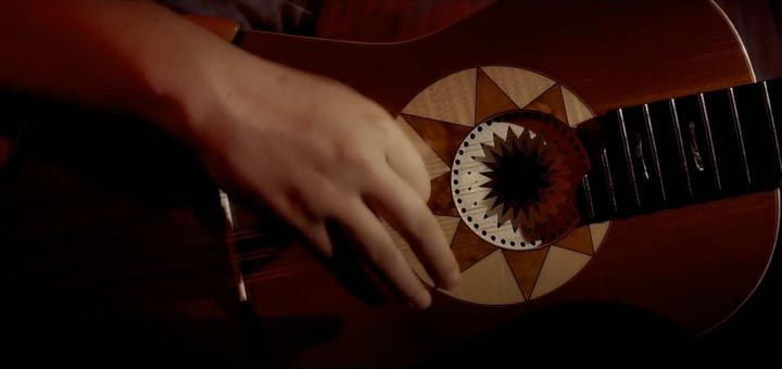 Videoclip di Alla Festa della Taranta di Eugenio Bennato arrangiato per chitarra battente da Marcello De Carolis e con le coreografie di Lucia e Sofia Romano