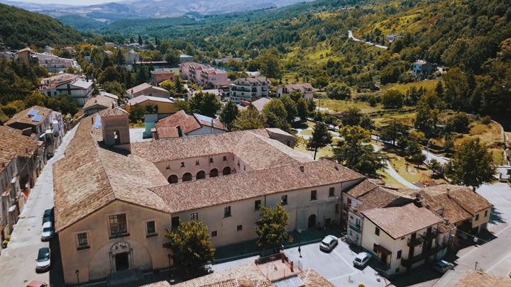 Il convento Santa Maria de Plano di Calvello per il videoclip di Tico Tico per chitarra battente di Marcello De Carolis trio