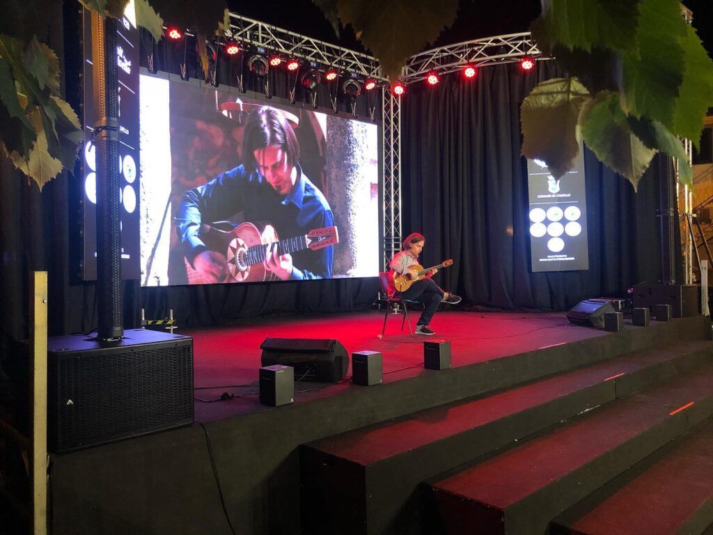 Marcello De Carolis con la sua chitarra battente al Calvello movie Contest 2020