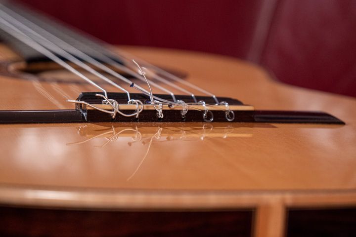 Nodo della corda sul ponte della chitarra classica