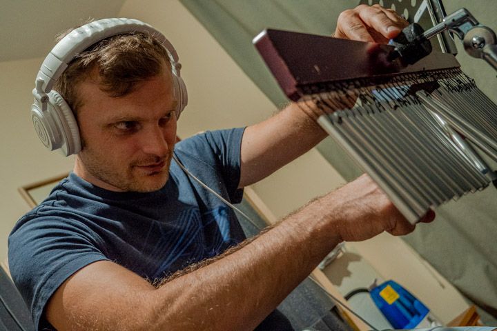 Luciano Brancati durante la registrazione delle percussioni di Tico Tico