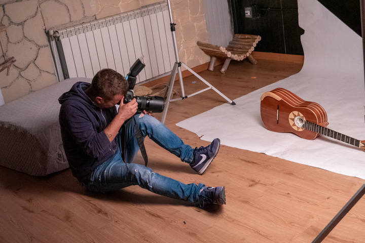 Chitarra battente fotografata da Vito D'Andrea nel backstage the eclectic beating contemporary music for chitarra battente