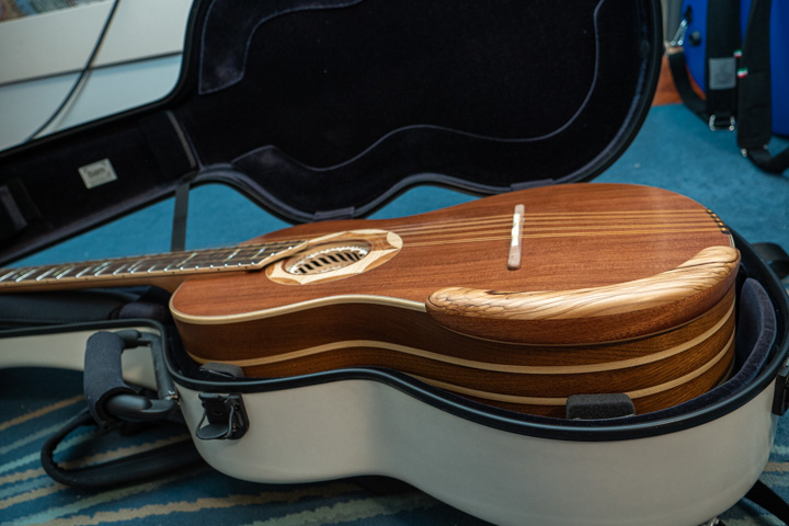 Chitarra battente nel fodero Bam per chitarra classica